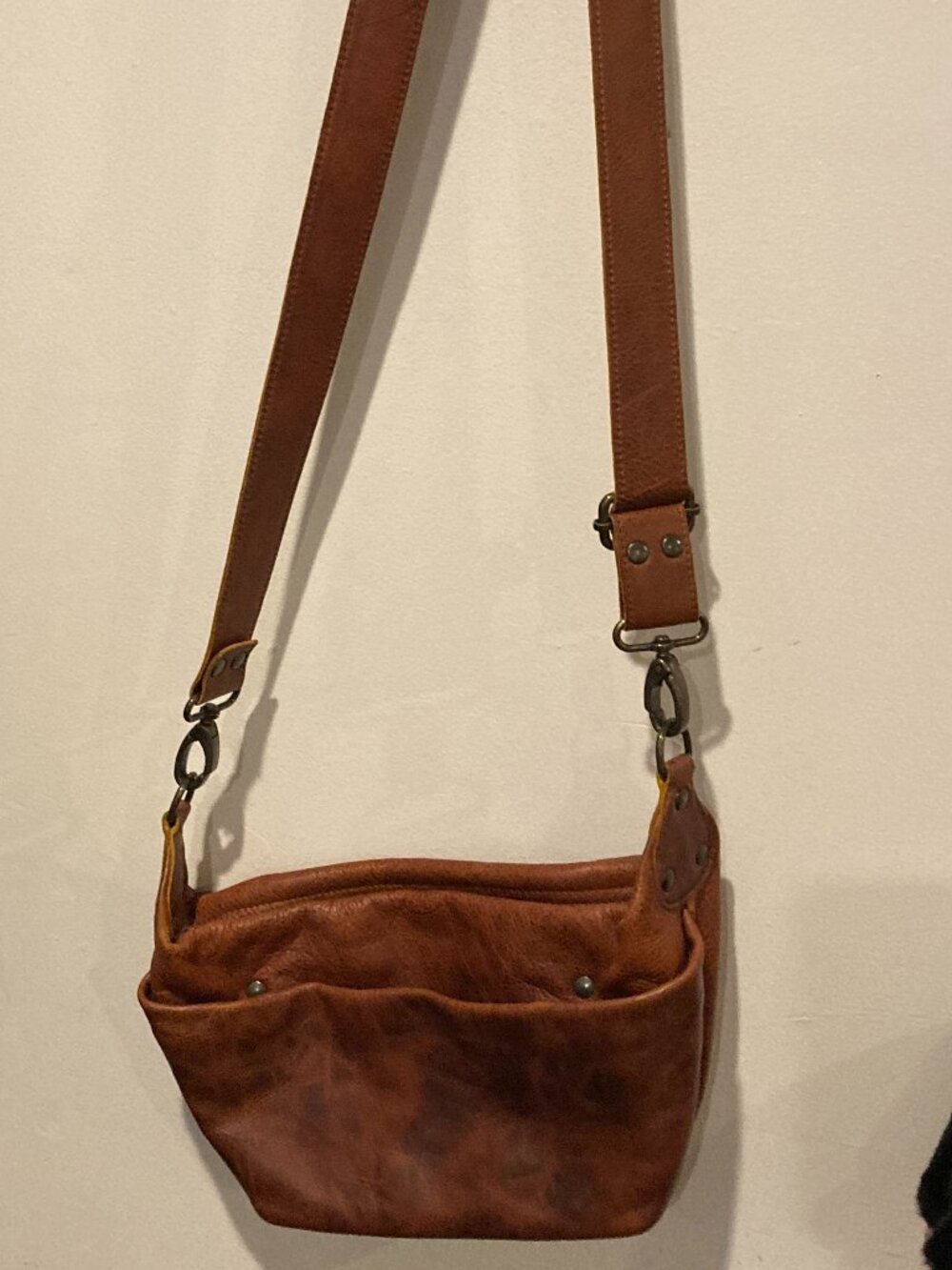 Love 41 Love41 Saddleback Leather London Sling SMALL Bull Dog Tan RARE!!!